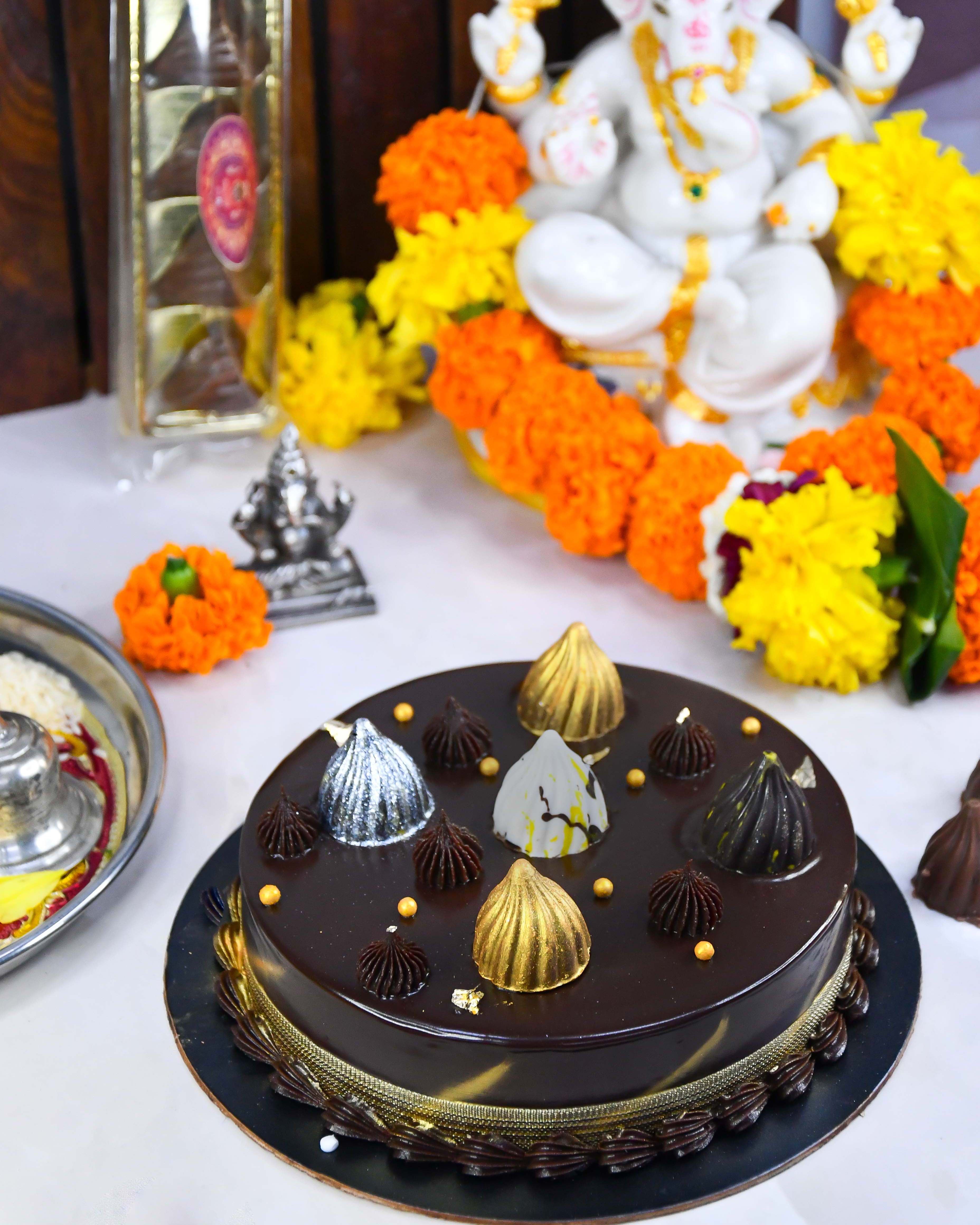 ganesha in fondant | Thali decoration ideas, Clay ganesha, Ganesh chaturthi  decoration