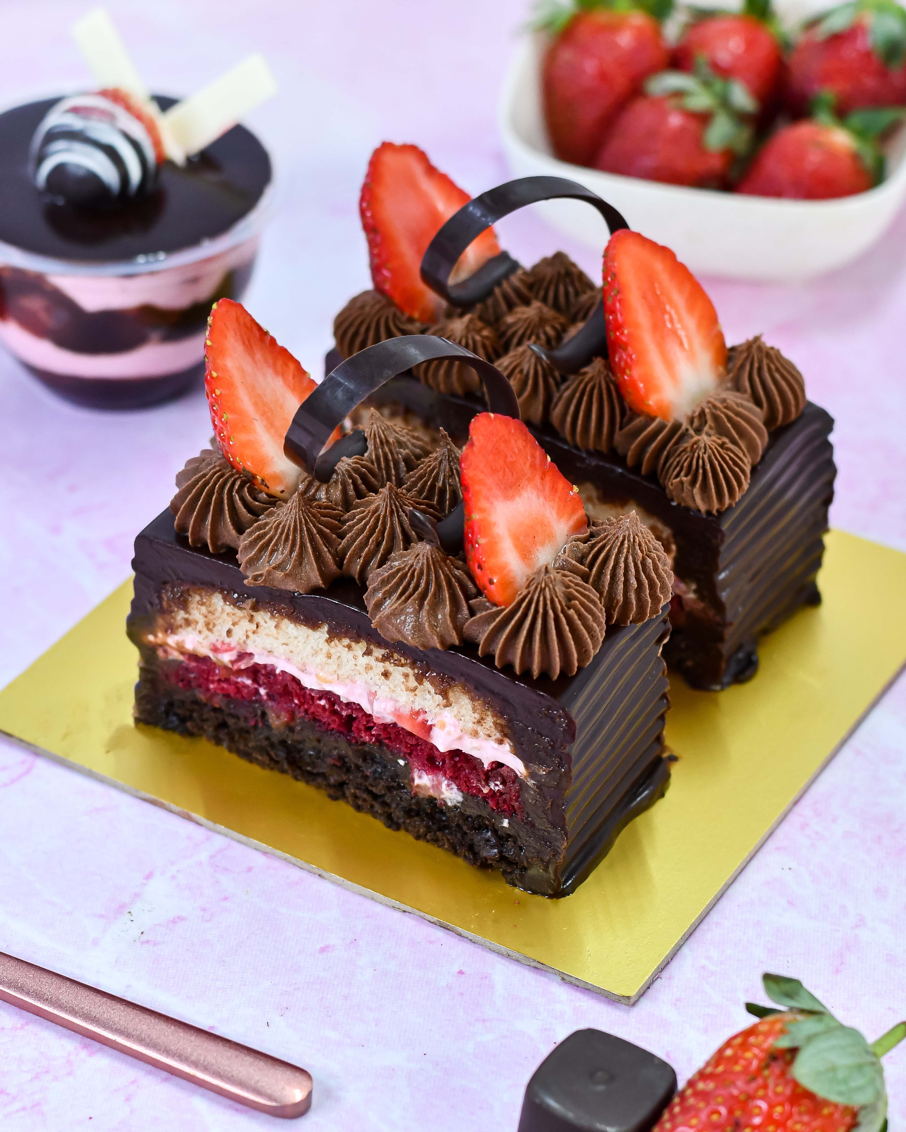 Buy Beyond Breads Fresh Cakes Choco Berry 1 Kg Online at the Best Price of  Rs null - bigbasket