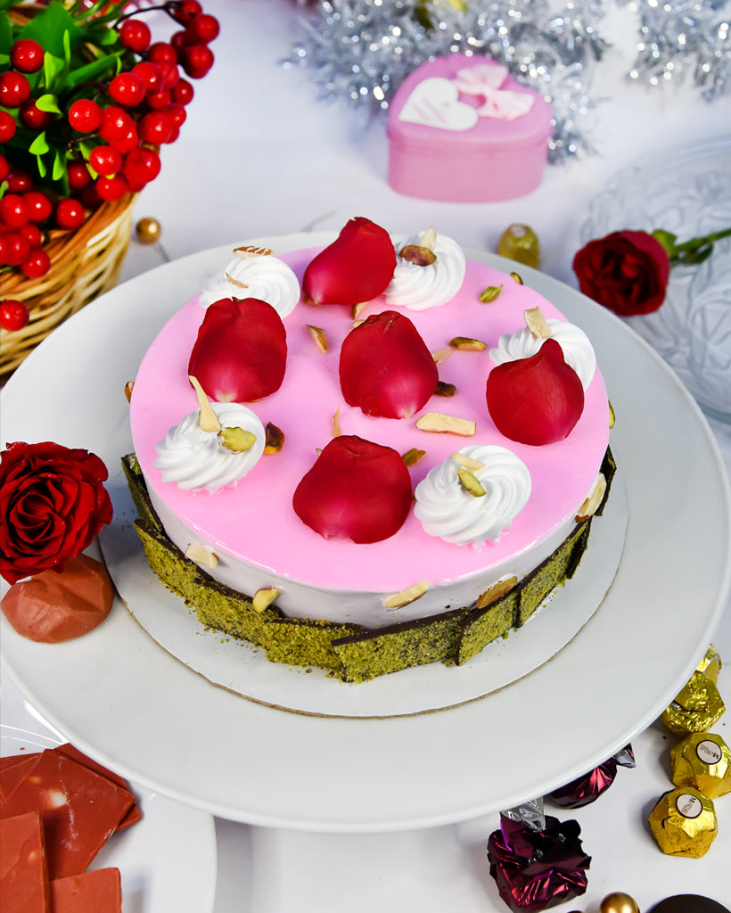 Kulfi faluda flavour cake with whipped cream golden roses 🎂🌹 | Instagram